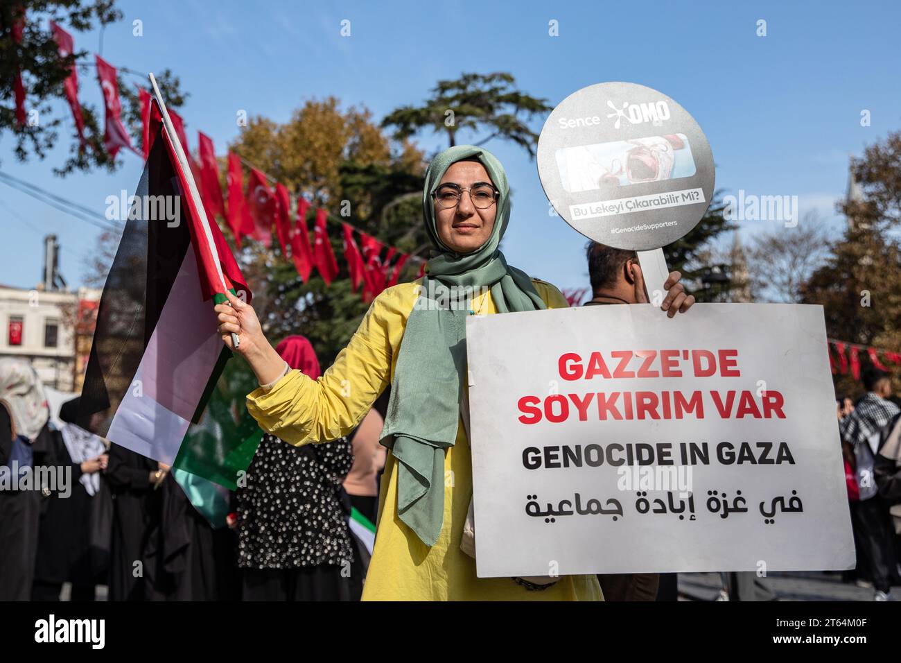 Eine Demonstrantin sah während der Demonstration eine palästinensische Flagge und ein Plakat mit der Aufschrift "Völkermord in Gaza" halten. Die Solidaritätsinitiative mit palästinensischen Frauen wird am 8. Tag des 15-tägigen Sit-in-Protestes auf dem Sultanahmet-Platz fortgesetzt. (Foto: Onur Dogman / SOPA Images/SIPA USA) Stockfoto