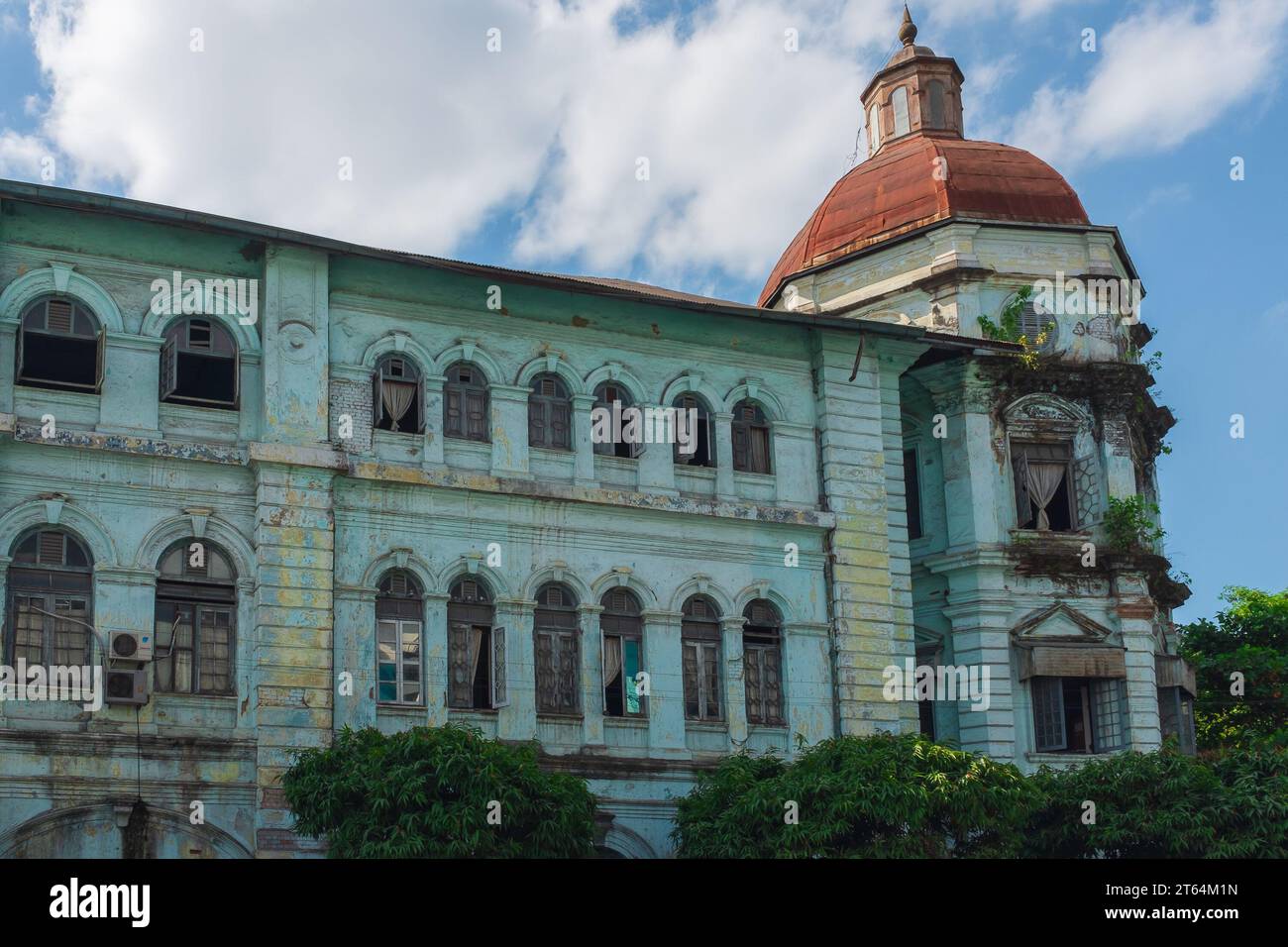 Yangon, Myanmar, 2014. Die verblasste, aquafrüne Fassade des alten Buchhaltungsbüros und der Währungsabteilung (heute das Gericht der Yangon Division) Stockfoto