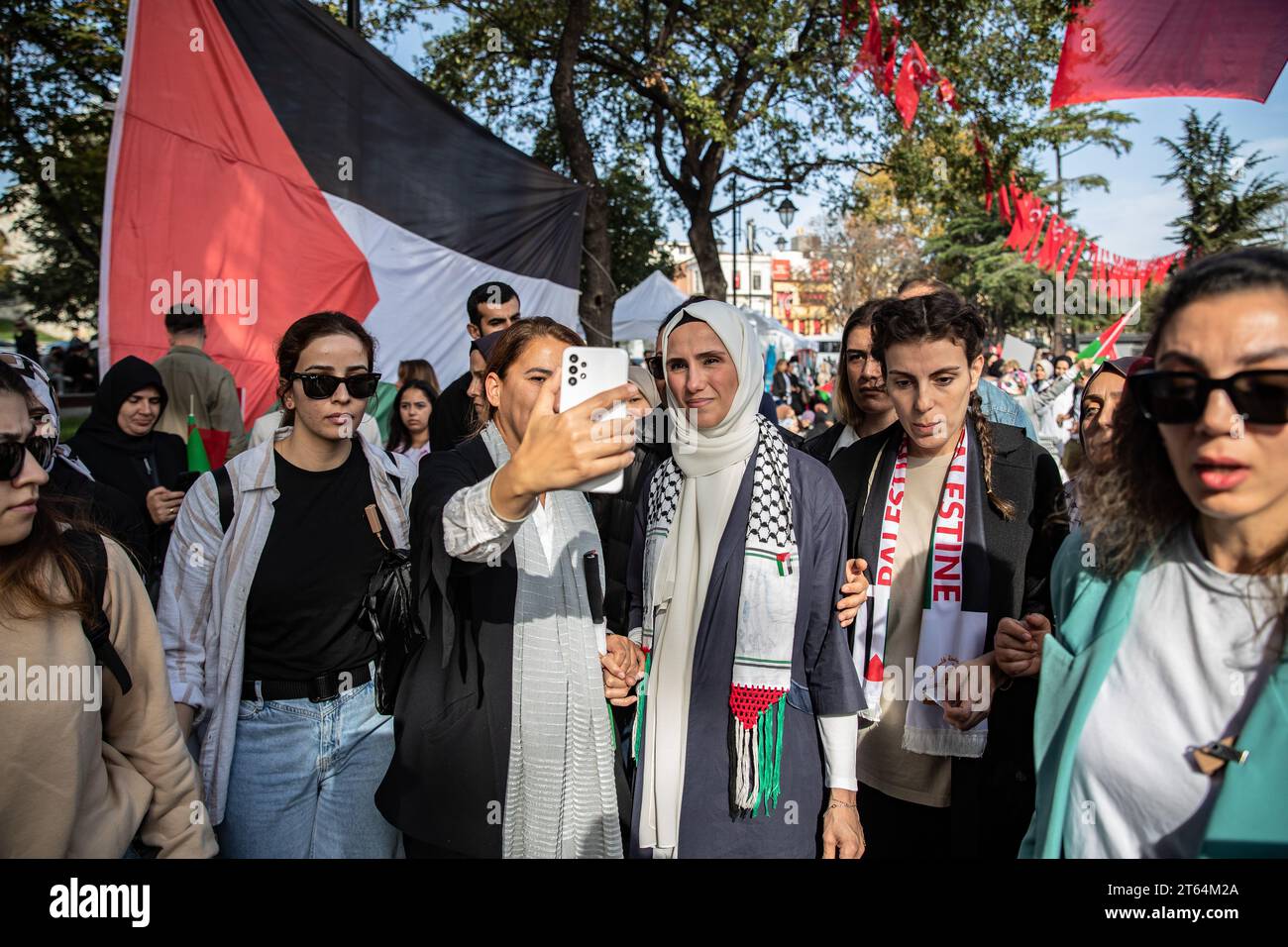 Istanbul, Türkei. November 2023. KADEM (Women and Democracy Association) Vorsitzender des Kuratoriums Sümeyye Erdo?an Bayraktar (c) nehmen an einem Sit-in-Protest Teil. Die Solidaritätsinitiative mit palästinensischen Frauen wird am 8. Tag des 15-tägigen Sit-in-Protestes auf dem Sultanahmet-Platz fortgesetzt. (Foto: Onur Dogman/SOPA Images/SIPA USA) Credit: SIPA USA/Alamy Live News Stockfoto