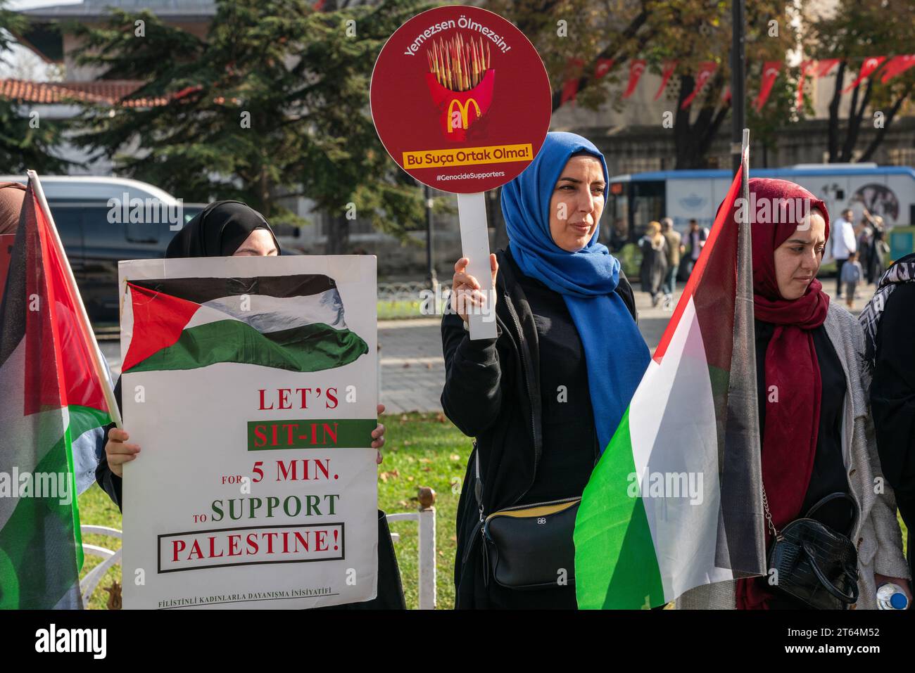 Istanbul, Türkei. November 2023. Frauen in Istanbul halten einen Sit-in auf dem Sultanahmet-Platz ab, um Palästina zu unterstützen, mit palästinensischen Flaggen und Schildern, die zum Boykott von McDonalds aufrufen. Auf dem Schild steht: "Du wirst nicht sterben, wenn du es nicht isst. Seien Sie nicht Teil dieses Verbrechens #GenocideSupporters'. Quelle: Ingrid Woudwijk/Alamy Live News Stockfoto