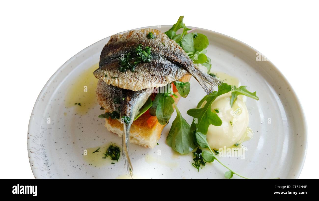 Butterflied Sardinen serviert auf Knoblauch-Crostini mit begleitendem Salat und Mayonaise - John Gollop Stockfoto