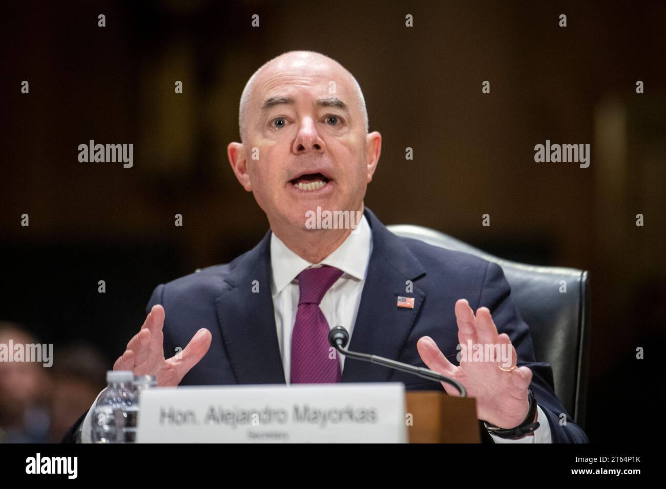 Alejandro Mayorkas, der Sekretär für Innere Sicherheit der Vereinigten Staaten, beantwortet Alejandro Mayorkas, der Sekretär für Innere Sicherheit der Vereinigten Staaten, beantwortet