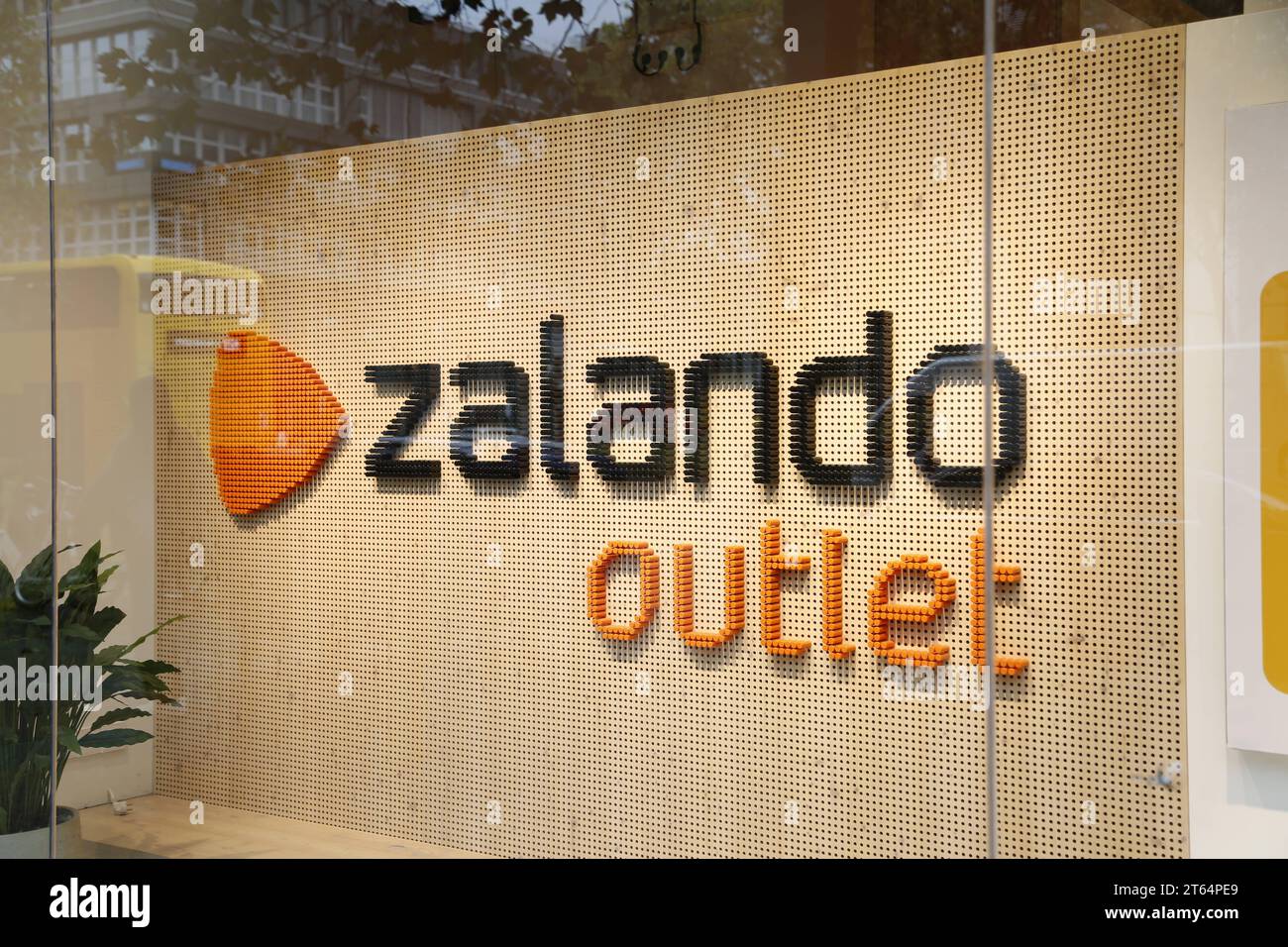 Zalando Outlet Store am Kurfürstendamm in Berlin *** Zalando Outlet Store am Kurfürstendamm in Berlin Credit: Imago/Alamy Live News Stockfoto