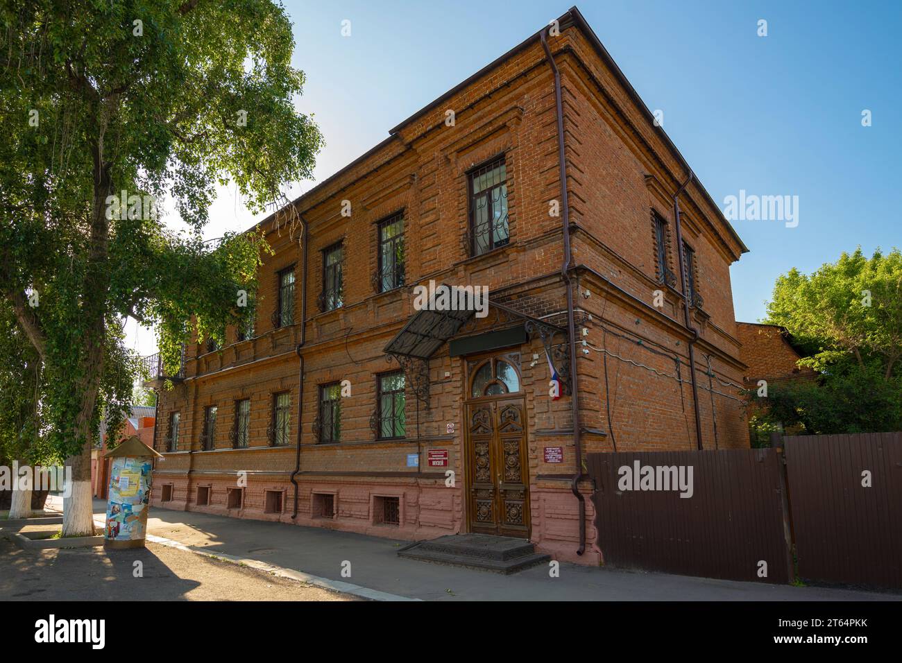 BORISOGLEBSK, RUSSLAND - 03. JUNI 2023: Das alte Gebäude des historischen und Kunstmuseums der Stadt (Weiss Apotheke) an einem sonnigen Juni Abend Stockfoto