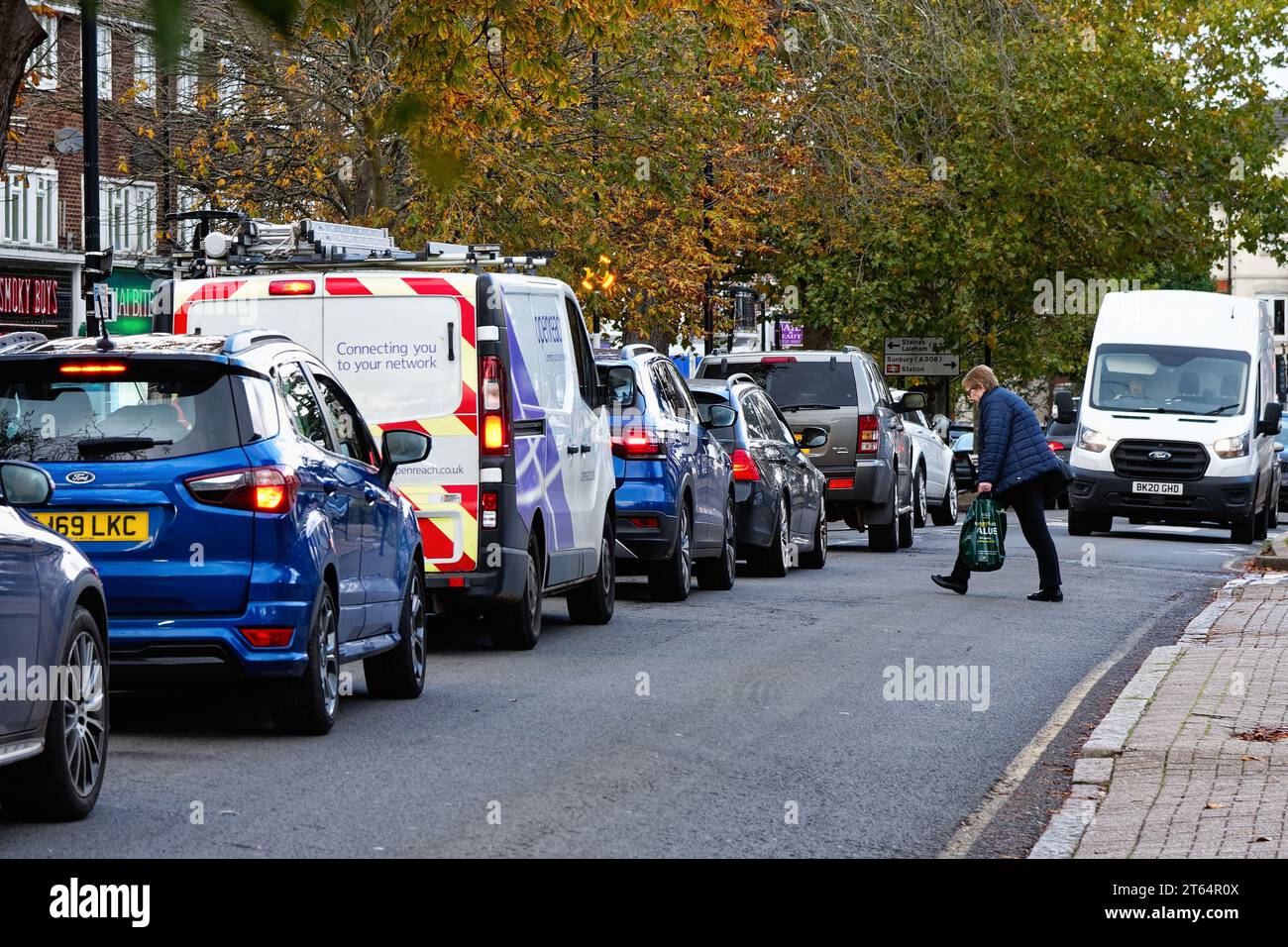 In der Warteschlange stehendes Verkehrsaufkommen auf einer Vorstadt High Street Shepperton Surrey England Großbritannien Stockfoto