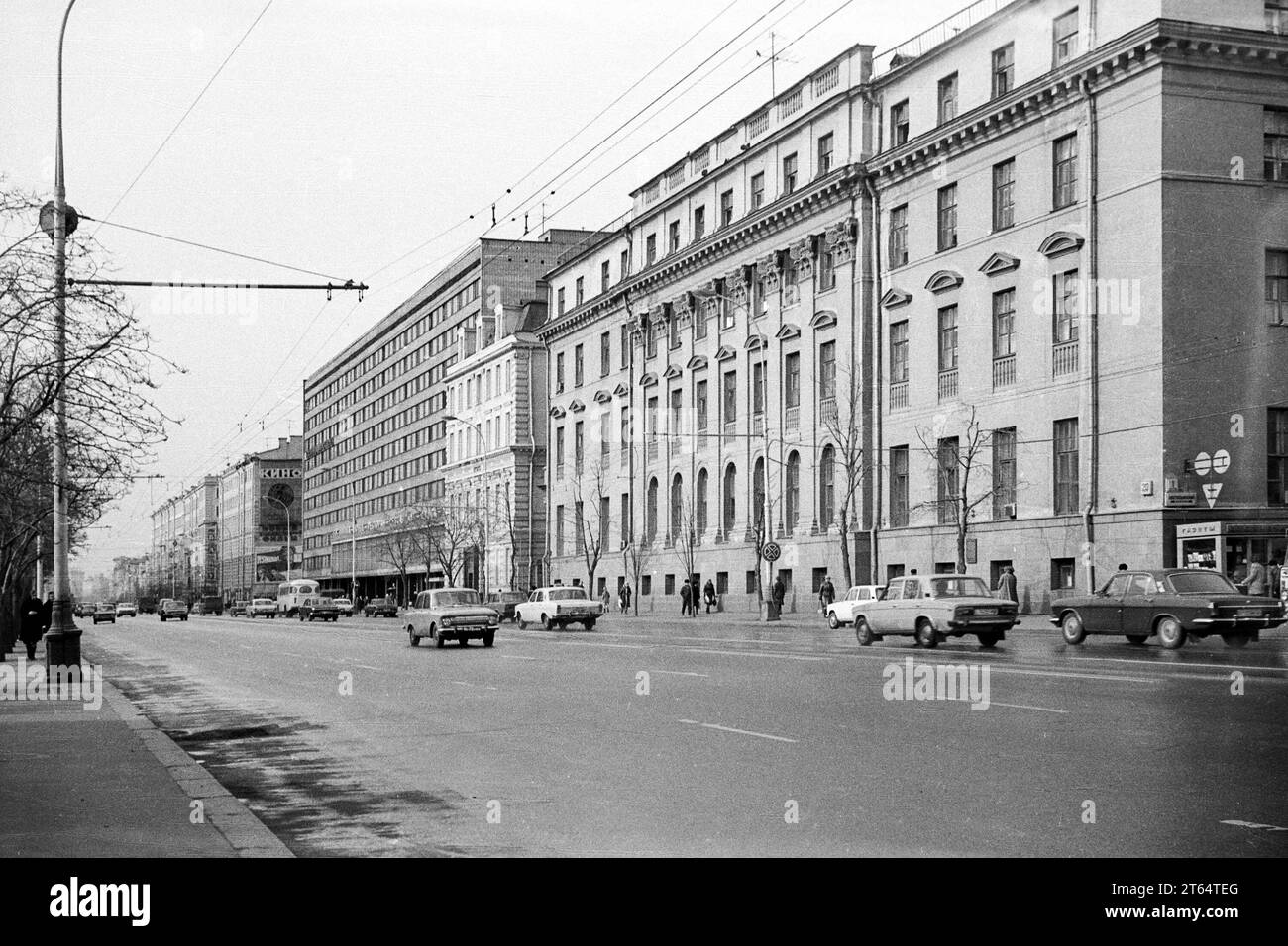 Moskau, UdSSR - April 1982: Gorki-Straße (heute Twerskaja) am Minsk Hotel in Moskau. 35-mm-Schwarzweiß-Filmscan Stockfoto