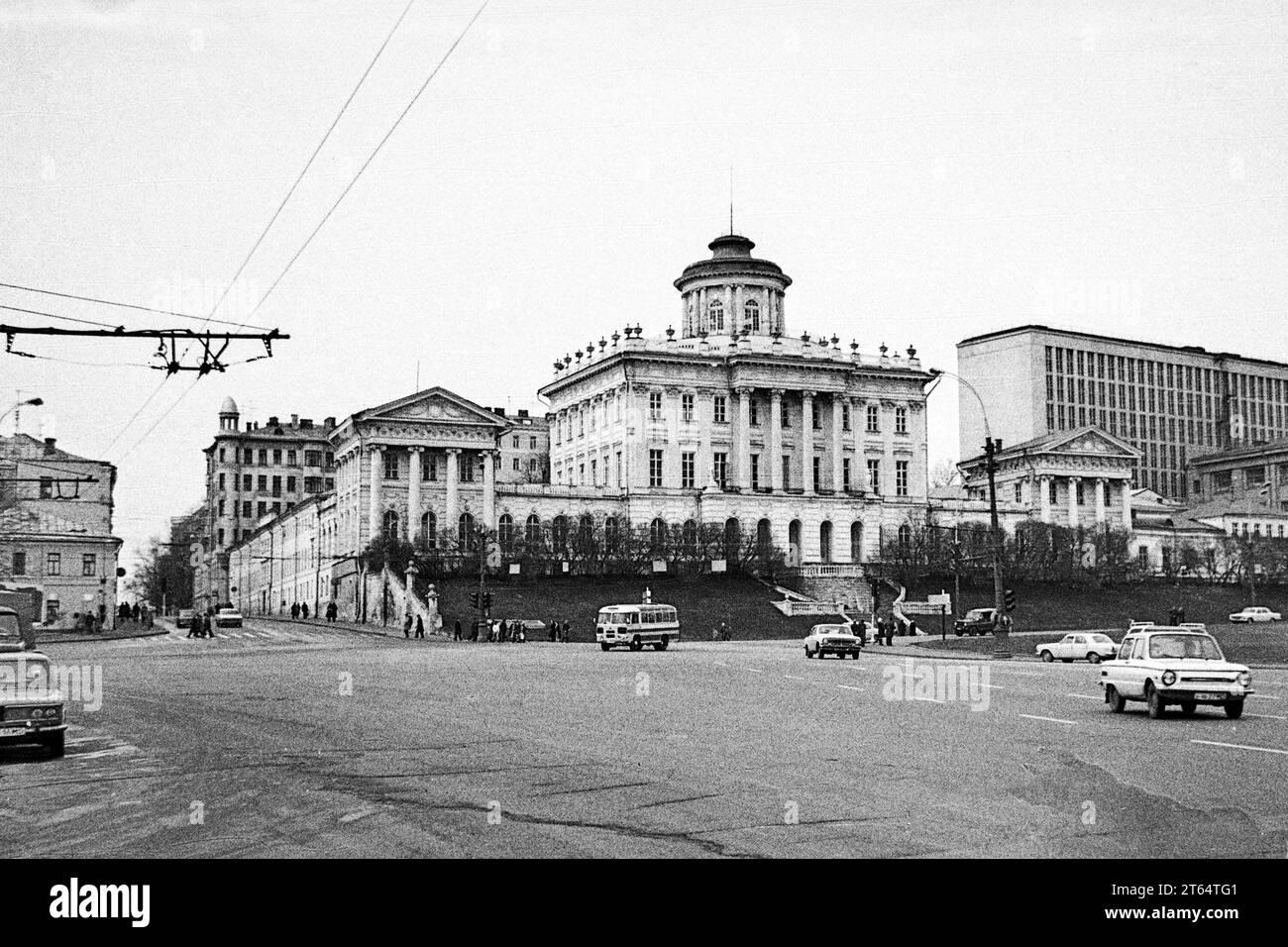 Moskau, UdSSR - April 1982: Paschkow-Haus (heute russische Staatsbibliothek) in der Wozdwizhenka-Straße in Moskau. 35-mm-Schwarzweiß-Filmscan Stockfoto