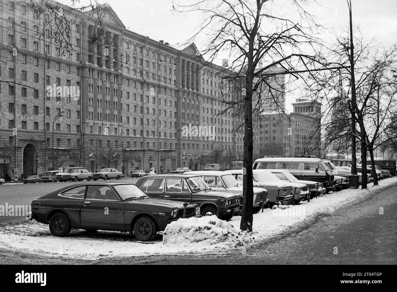 Moskau, UdSSR - Februar 1983: Tschaikowski Straße (heute Nowinskij Boulevard) im Winter. 35-mm-Schwarzweiß-Filmscan Stockfoto