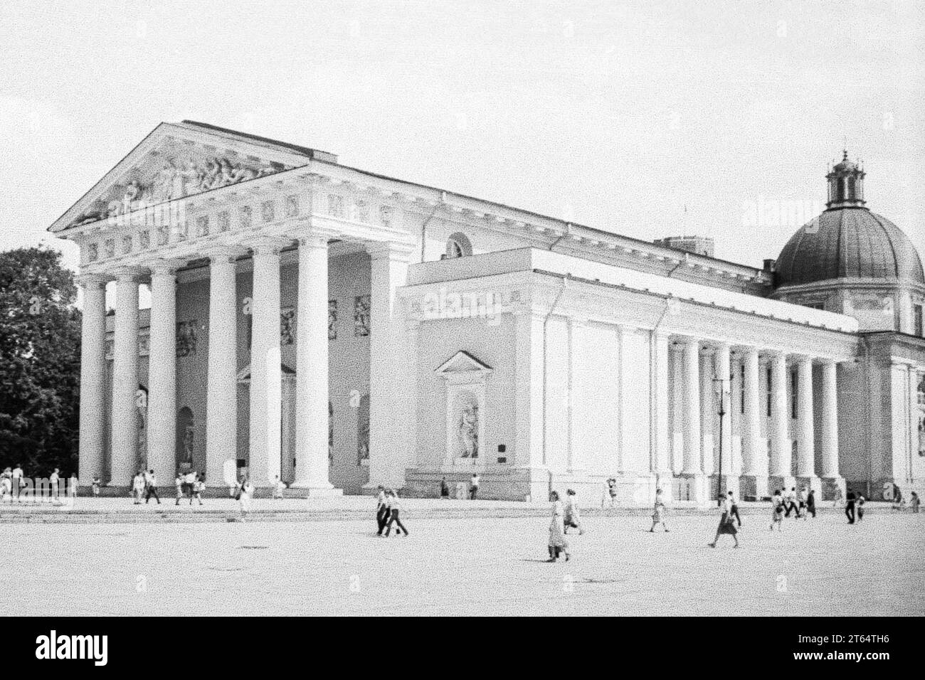 Vilnius, UdSSR - 13. Juli 1984: Kathedrale von Vilnius während der sowjetischen Besatzung, Litauen. Scannen von Schwarzweißfilmen Stockfoto