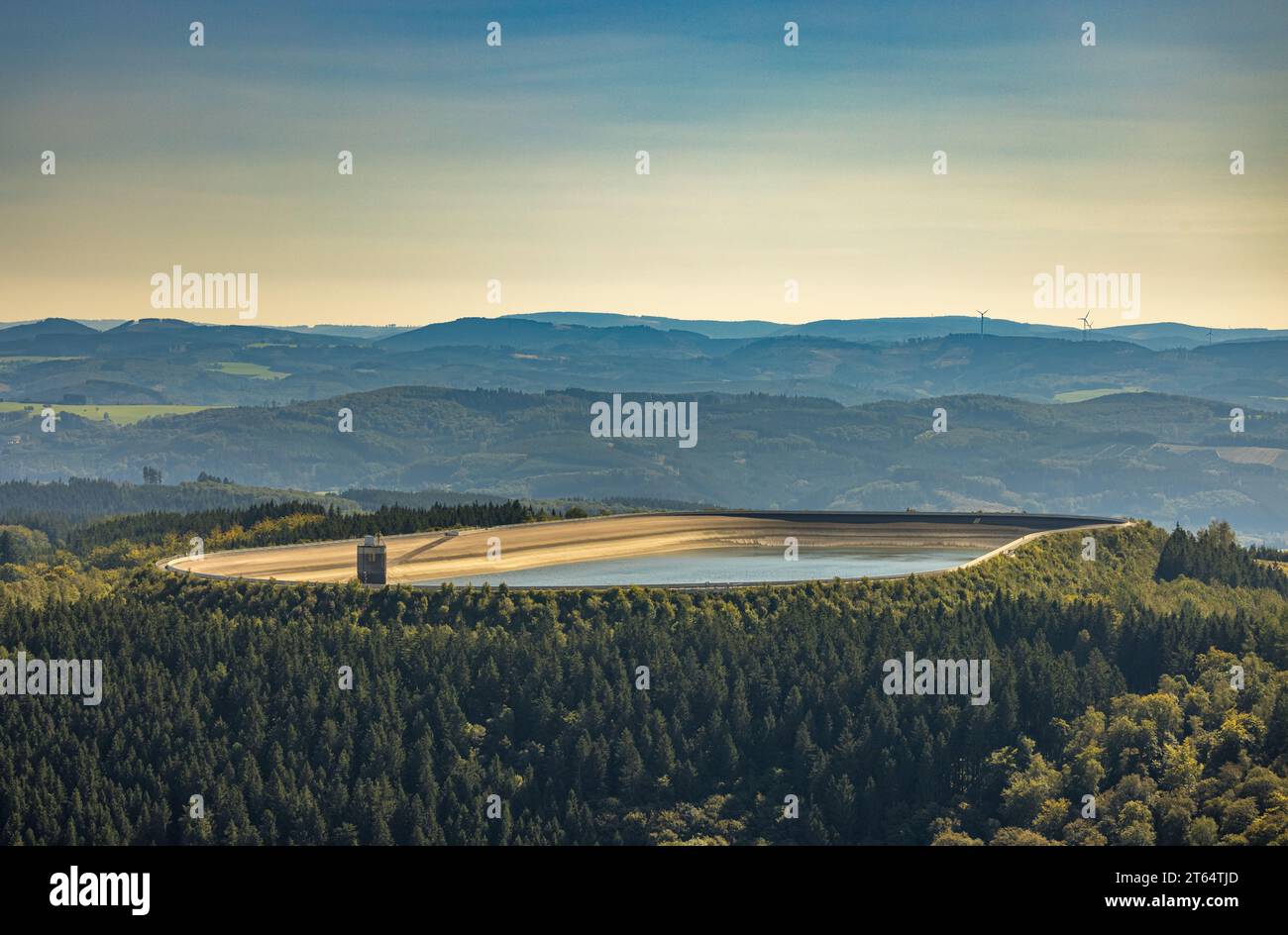 Luftaufnahme, oberer Stausee des Pumpspeichers, Fernsicht, Schönholthausen, Finnentrop, Sauerland, Nordrhein-Westfalen, Deutschland, DE, E-Werk, Stockfoto