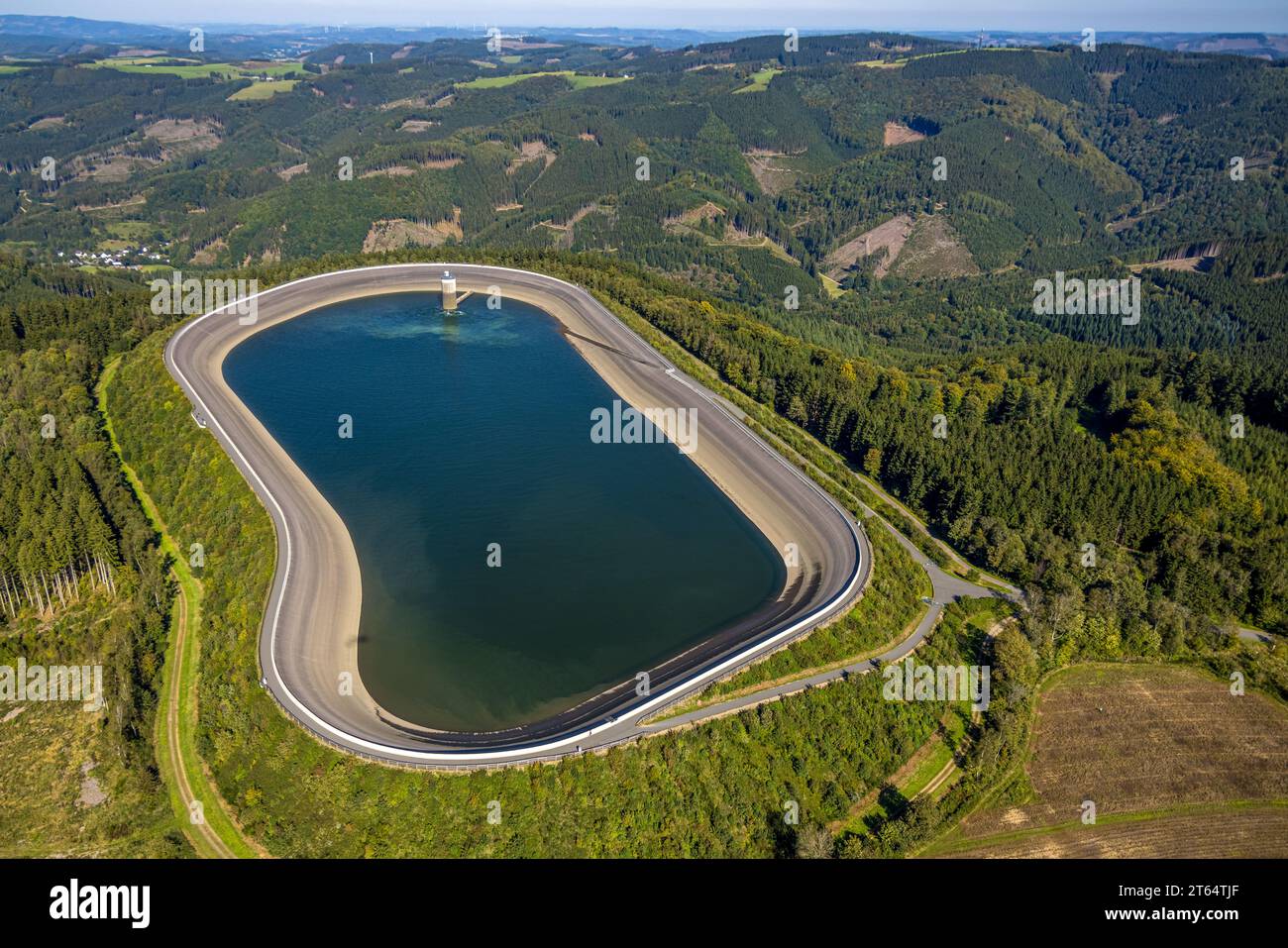 Luftaufnahme, Pumpspeicherkraftwerk oberer Stausee, Waldfläche mit Waldschäden, Schönholthausen, Finnentrop, Sauerland, Nordrhein-Westfalen, De Stockfoto