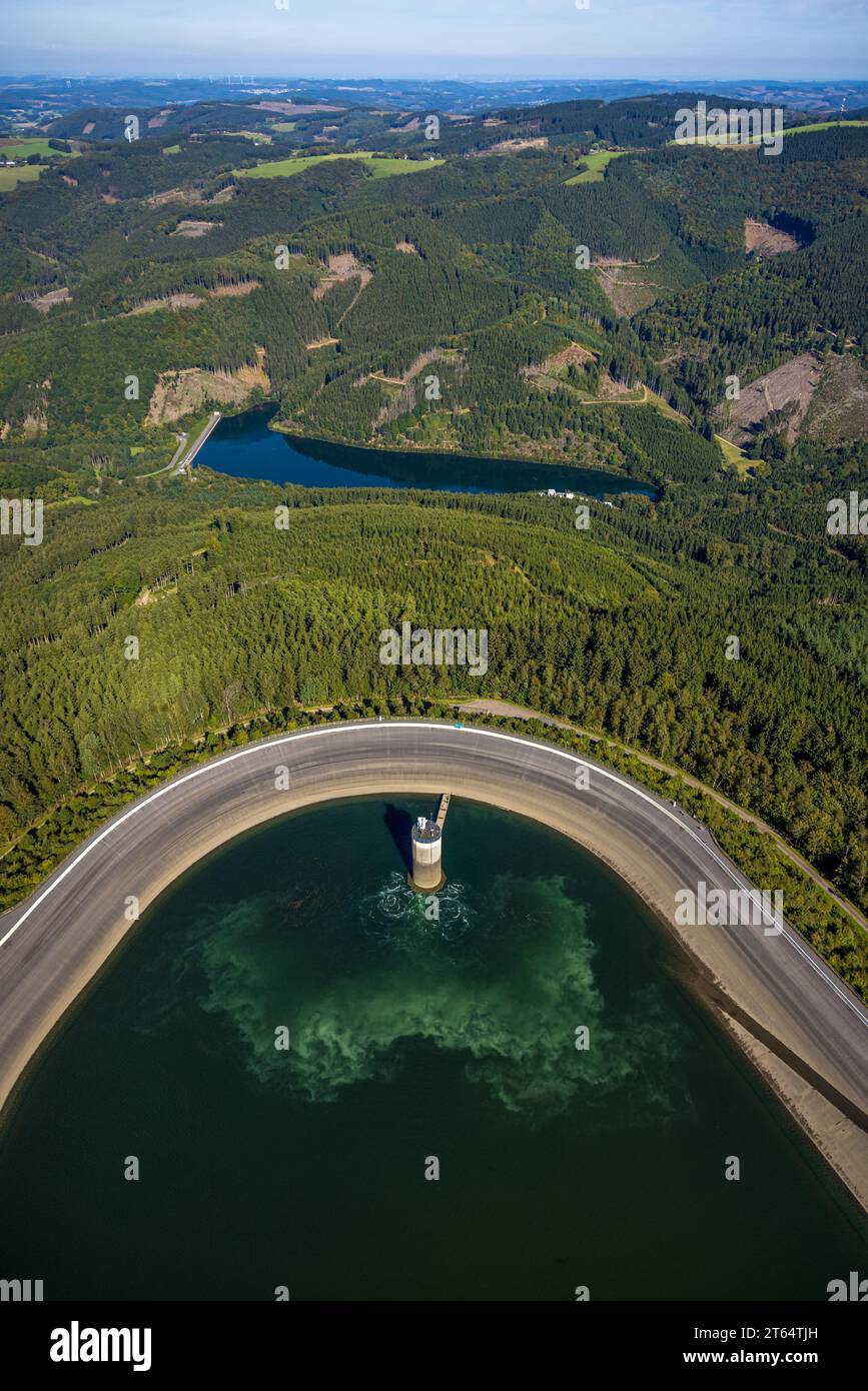 Luftaufnahme, Pumpspeicherkraftwerk oberer Stausee, Glingebacher Staudamm und Waldfläche mit Waldschäden, Schönholthausen, Finnentrop, Sauerland, Nord-Rh Stockfoto