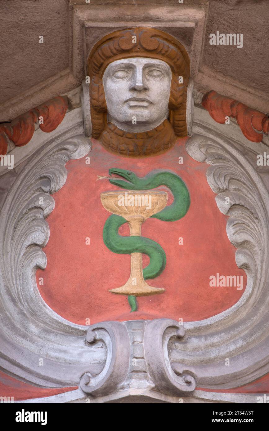 Jugendstilfigur und -Schild über dem Eingang einer Apotheke, Erlangen, Mittelfranken, Bayern, Deutschland Stockfoto