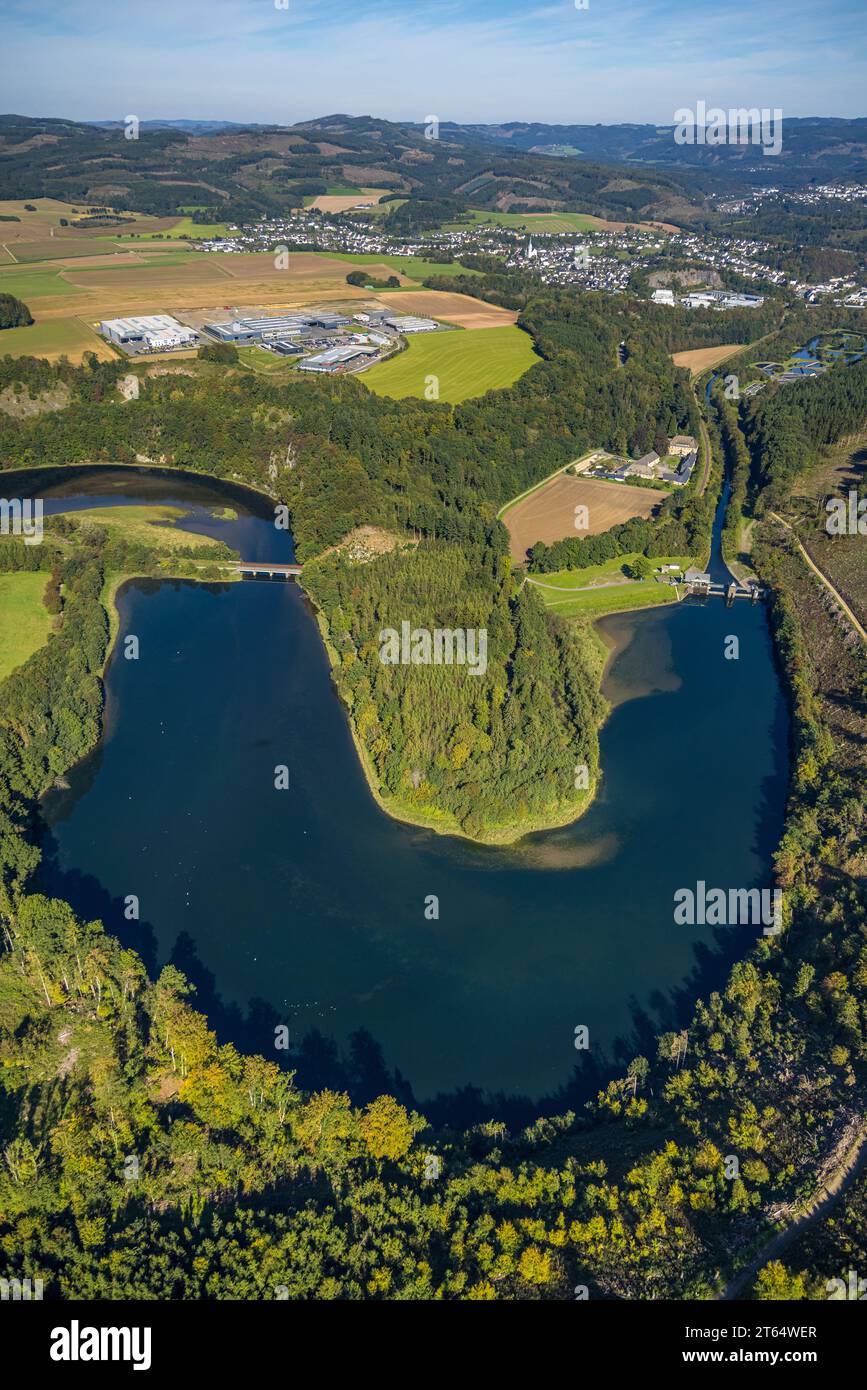 Aus der Vogelperspektive, Stausee Bigge Ahauser, Klippen Ahauser, Speicherkraftwerk Ahausen, Schloss Ahausen, Gewerbegebiet Eibachstraße, Finnentrop, sauer Stockfoto