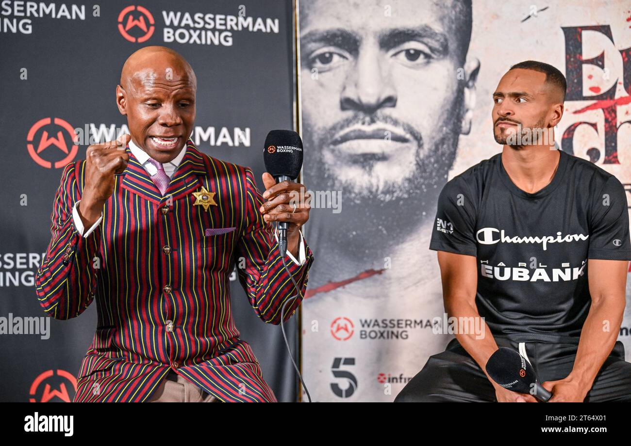 Brighton, Großbritannien. November 2023. Chris Eubank (L) spricht über seinen Neffen Harlem Eubank (R) und Timo Schwarzkopf während der Pressekonferenz vor dem Super Lightweight Klassenkampf, der am Freitag, den 10. November 2023 im Brighton Centre in Brighton, East Sussex, stattfinden wird. Quelle: LFP/Alamy Live News Stockfoto