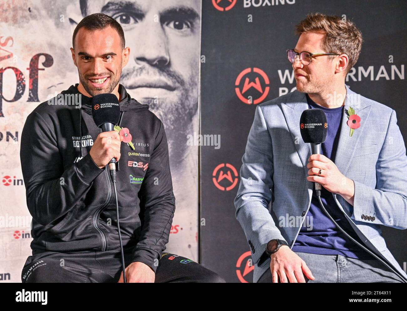 Brighton, Großbritannien. November 2023. Phil Kirkbride (R) interviewt Harlem Eubank und Timo Schwarzkopf (Bild L) während der Pressekonferenz vor ihrem Super Lightweight Klassenkampf, der am Freitag, den 10. November 2023 in Brighton, East Sussex, im Brighton Centre stattfindet. Quelle: LFP/Alamy Live News Stockfoto