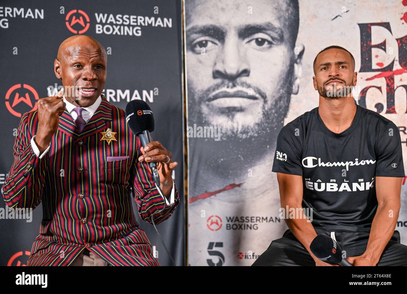 Brighton, Großbritannien. November 2023. Chris Eubank (L) spricht über seinen Neffen Harlem Eubank (R) und Timo Schwarzkopf während der Pressekonferenz vor dem Super Lightweight Klassenkampf, der am Freitag, den 10. November 2023 im Brighton Centre in Brighton, East Sussex, stattfinden wird. Quelle: LFP/Alamy Live News Stockfoto