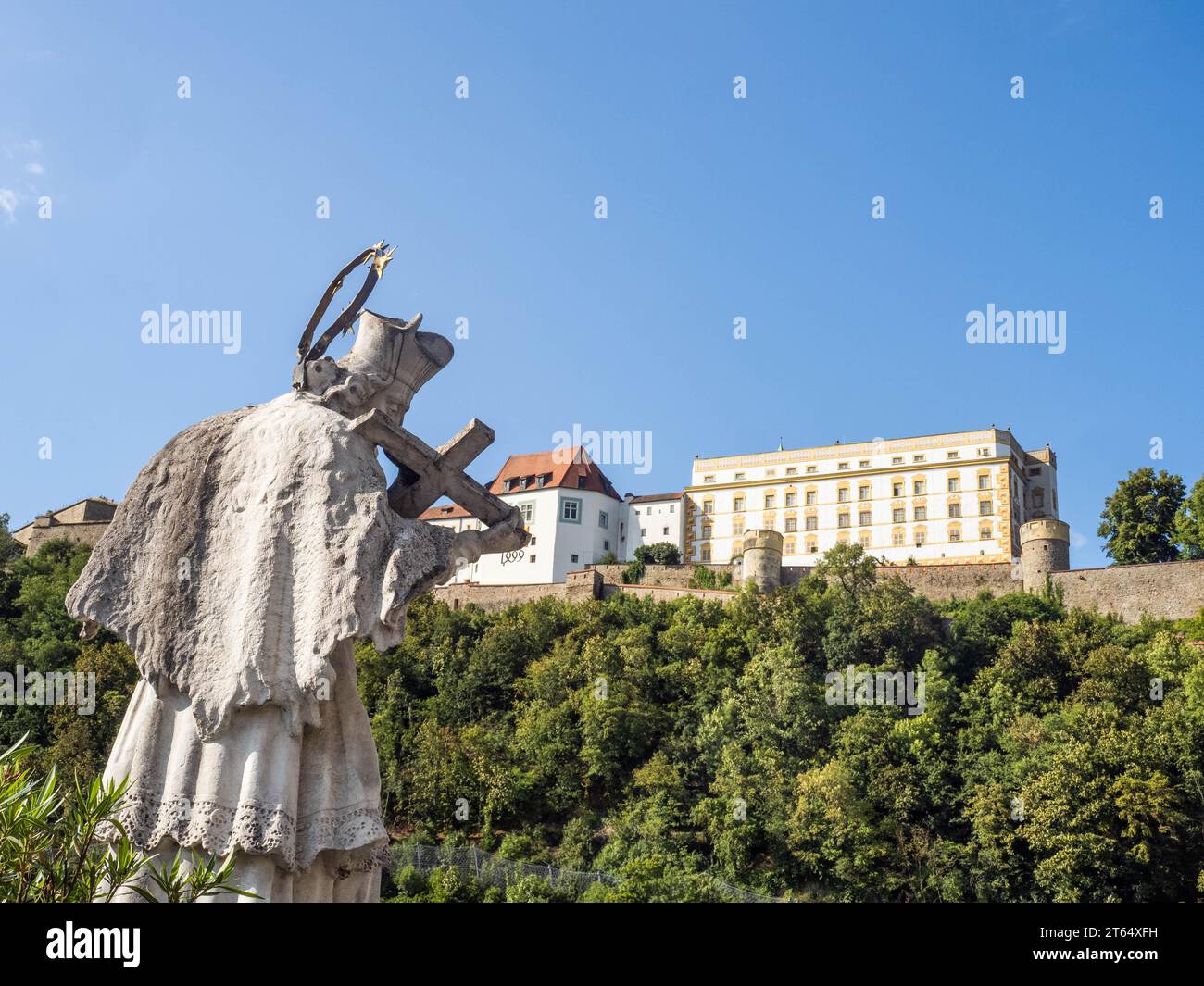 St. Nepomuk, Statue mit Blick auf Veste Oberhaus, schönes Wetter, Passau, Bayern, Deutschland Stockfoto
