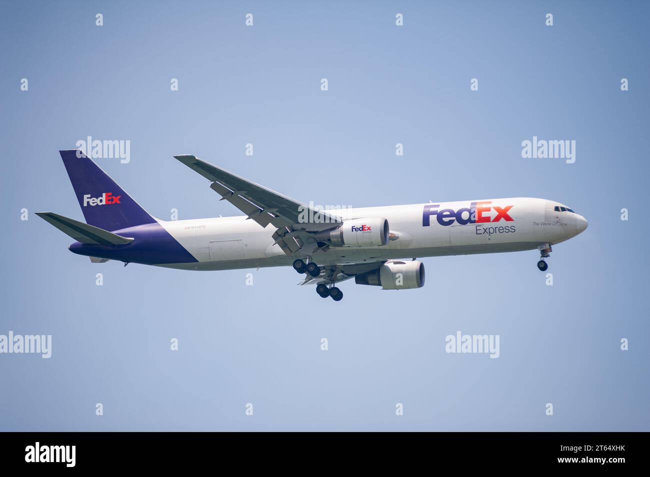 30.07.2023, Singapur, Republik Singapur, Asien - Ein Boeing 767-300F Frachtflugzeug der amerikanischen Fluggesellschaft Federal Express (FedEx) mit Stockfoto