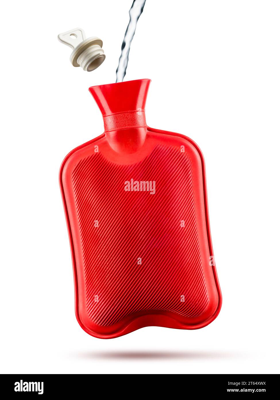 Rote Heißwasserflasche mit Wasser und Stopfen auf weißem Hintergrund füllen. Stockfoto