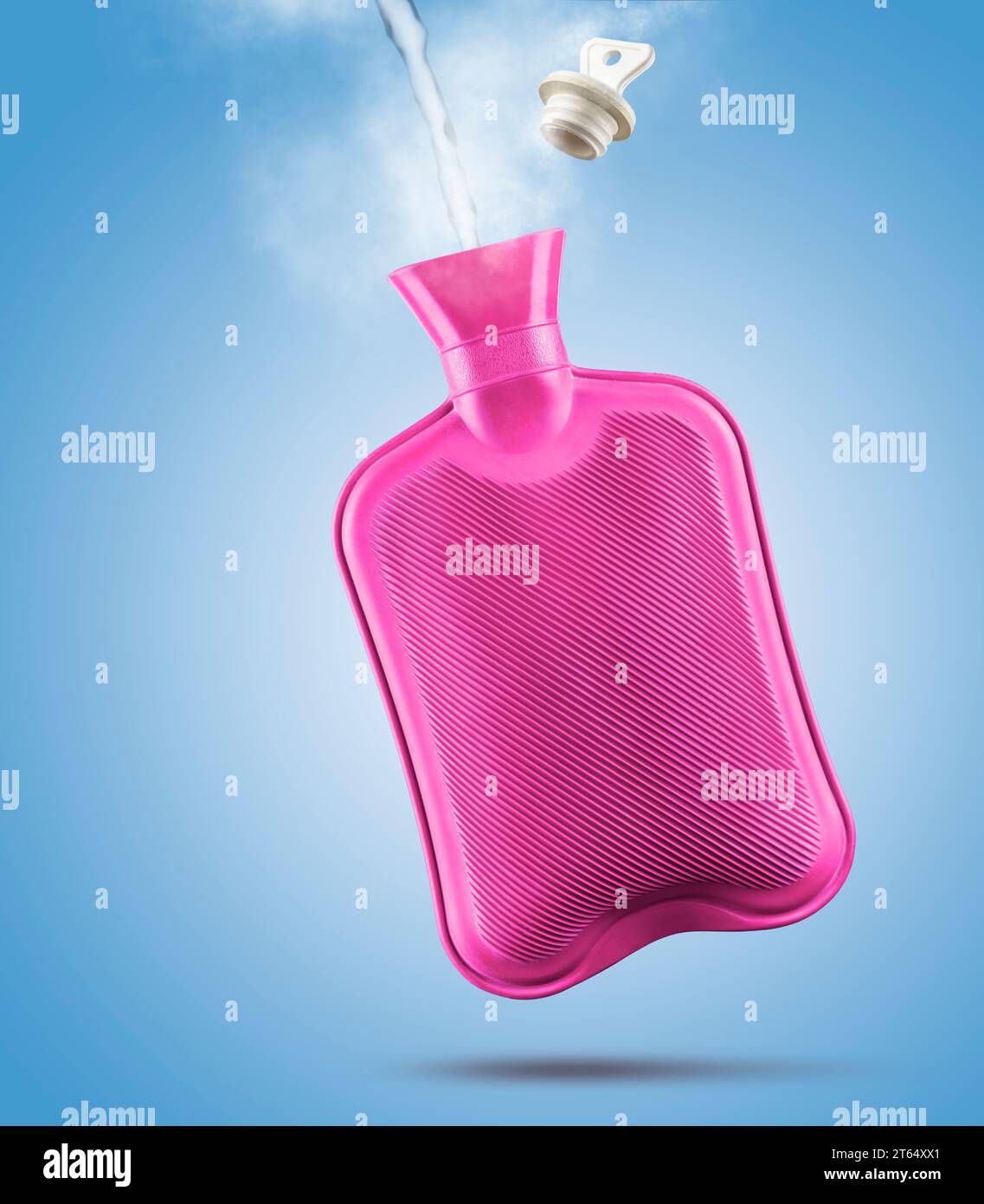 Füllen der Heißwasserflasche mit Dampf und Stopfen auf blauem Hintergrund. Stockfoto