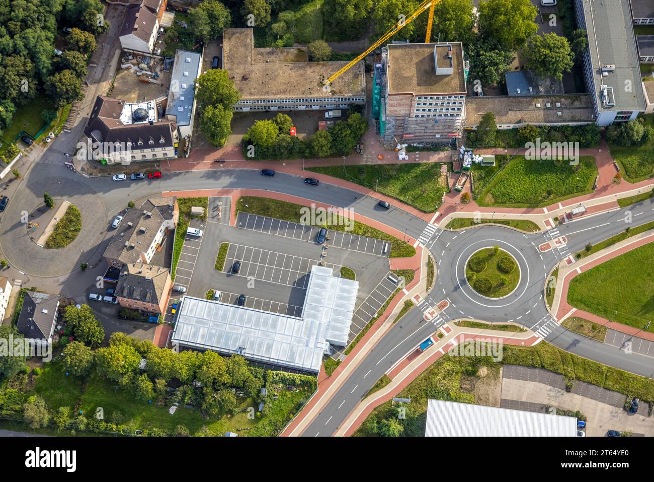 Luftaufnahme, Verkehrskreis Bismarckstraße mit roten Radwegen, am Holzplatz, Paul-Spiegel-Berufskolleg, Hervest, Dorsten, Ruhrgebiet, Nordrhein-Wes Stockfoto