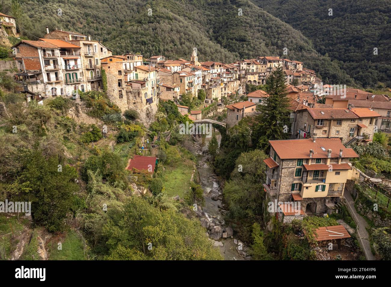 Das mittelalterliche Dorf Rocchetta Nervina im Tal Val Nervia aus der Luft gesehen, Ligurien, Italien, Europa | das mittelalterliche Dorf Rocchetta Nervin Stockfoto