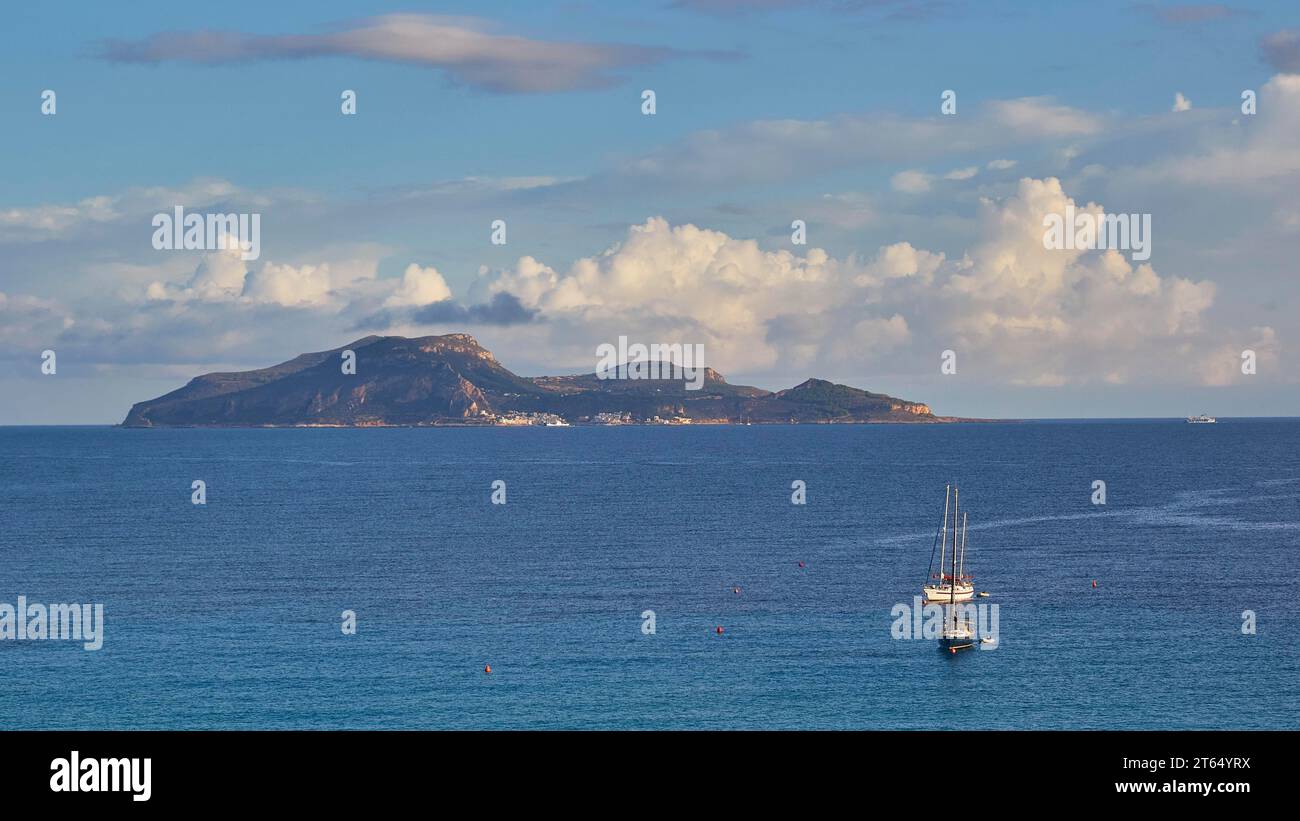 Segelboote, Insel Levanzo, Scogliera di Cala Rossa, Cala Rossa, Favignana, Ägadische Inseln, Sizilien, Italien Stockfoto