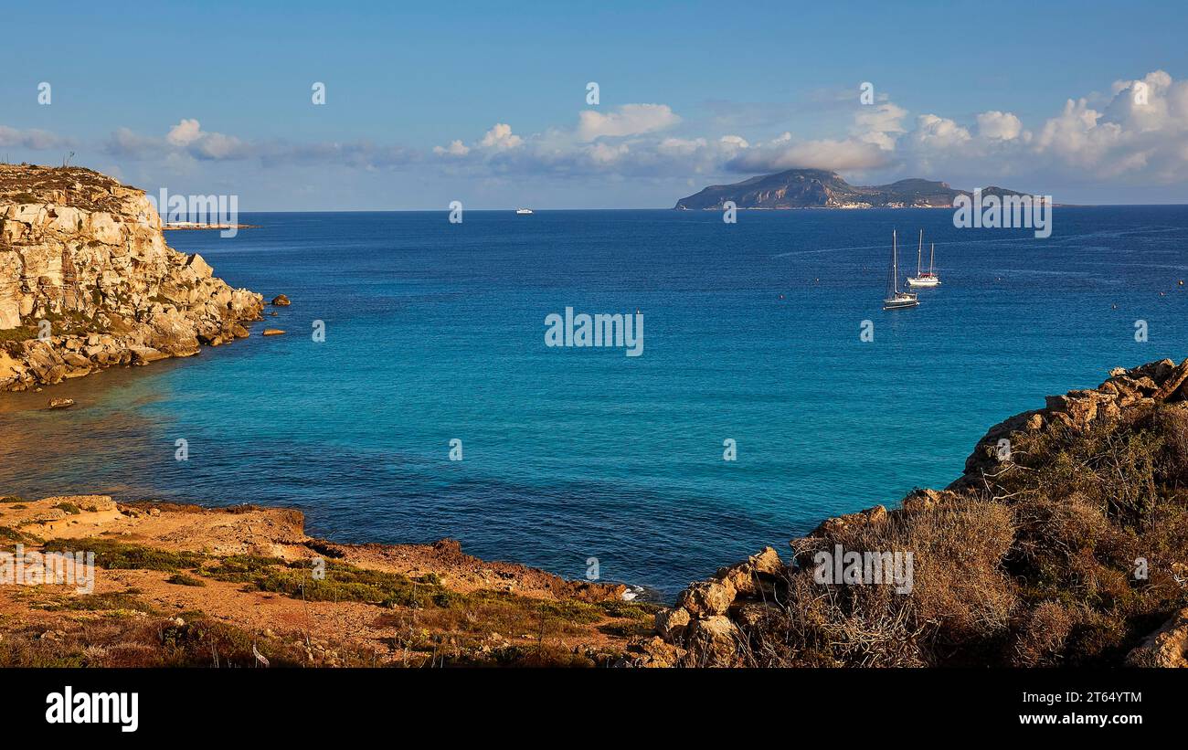 Segelboote, Insel Levanzo, Scogliera di Cala Rossa, Cala Rossa, Favignana, Ägadische Inseln, Sizilien, Italien Stockfoto