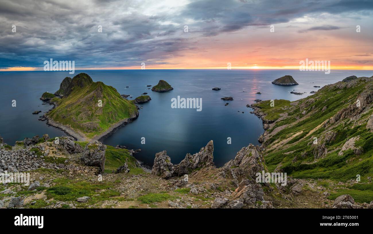 Zerklüftete Küste mit Inseln bei Sonnenuntergang, Bufjellet, Nykvag, Langoya Island, Vesteralen, Nordnorwegen, Norwegen Stockfoto