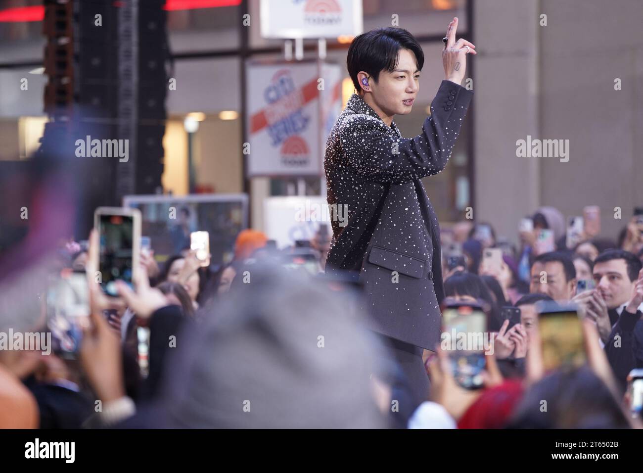 New York, USA. November 2023. BTS-Mitglied Jung Kook begeistert die Fans mit einer Live-Performance in der Today-Show im Rockefeller Plaza, die mit seinem Hit „Seven,“ beginnt, während die Aufregung die kalte Luft erfüllt. (Foto: Jorge Estrellado/Thenews2/NurPhoto) Credit: NurPhoto SRL/Alamy Live News Stockfoto New York, USA. November 2023. BTS-Mitglied Jung Kook begeistert die Fans mit einer Live-Performance in der Today-Show im Rockefeller Plaza, die mit seinem Hit „Seven,“ beginnt, während die Aufregung die kalte Luft erfüllt. (Foto: Jorge Estrellado/Thenews2/NurPhoto) Credit: NurPhoto SRL/Alamy Live News Stockfoto