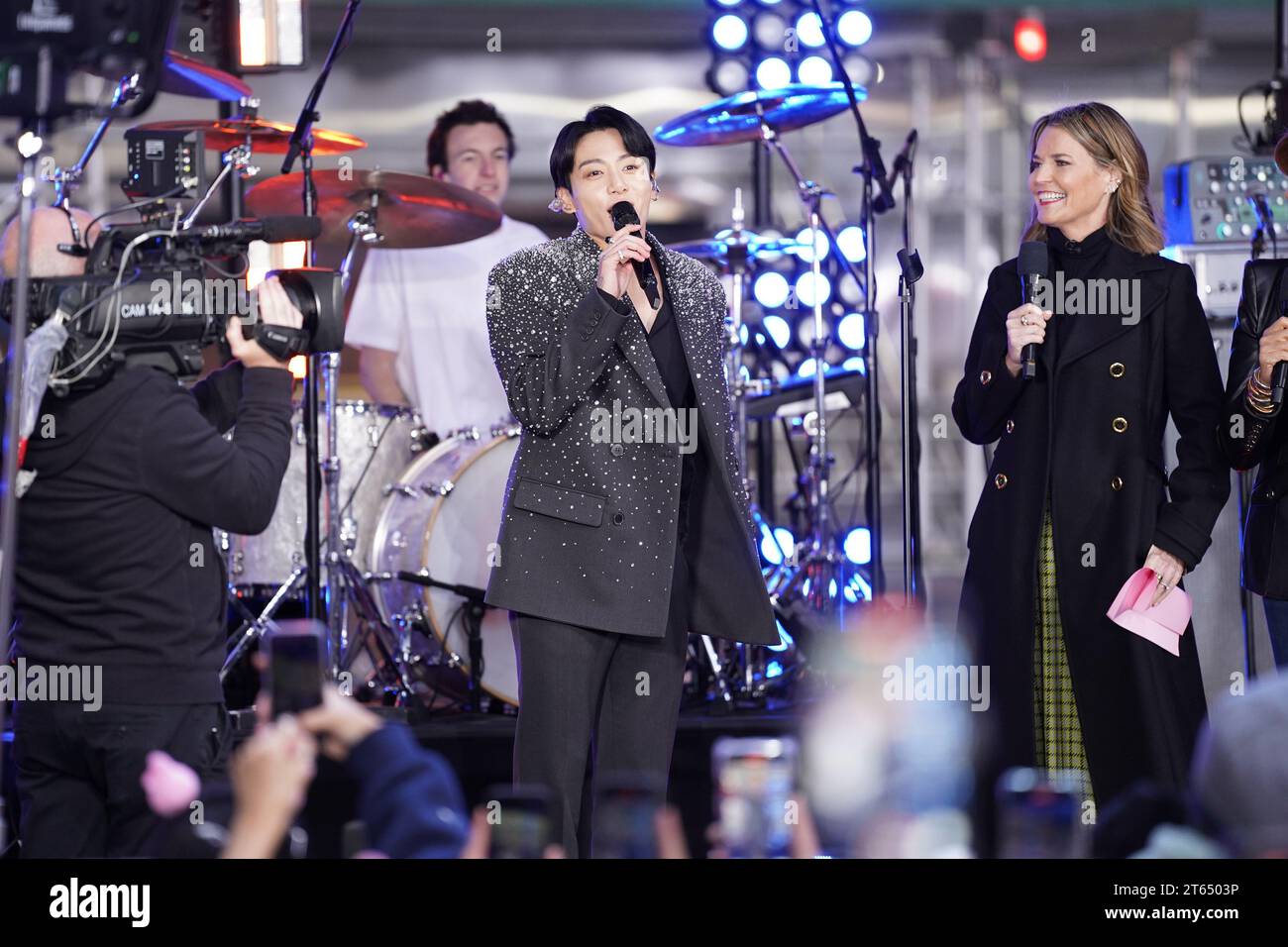 New York, USA. November 2023. BTS-Mitglied Jung Kook begeistert die Fans mit einer Live-Performance in der Today-Show im Rockefeller Plaza, die mit seinem Hit „Seven,“ beginnt, während die Aufregung die kalte Luft erfüllt. (Foto: Jorge Estrellado/Thenews2/NurPhoto) Credit: NurPhoto SRL/Alamy Live News Stockfoto New York, USA. November 2023. BTS-Mitglied Jung Kook begeistert die Fans mit einer Live-Performance in der Today-Show im Rockefeller Plaza, die mit seinem Hit „Seven,“ beginnt, während die Aufregung die kalte Luft erfüllt. (Foto: Jorge Estrellado/Thenews2/NurPhoto) Credit: NurPhoto SRL/Alamy Live News Stockfoto