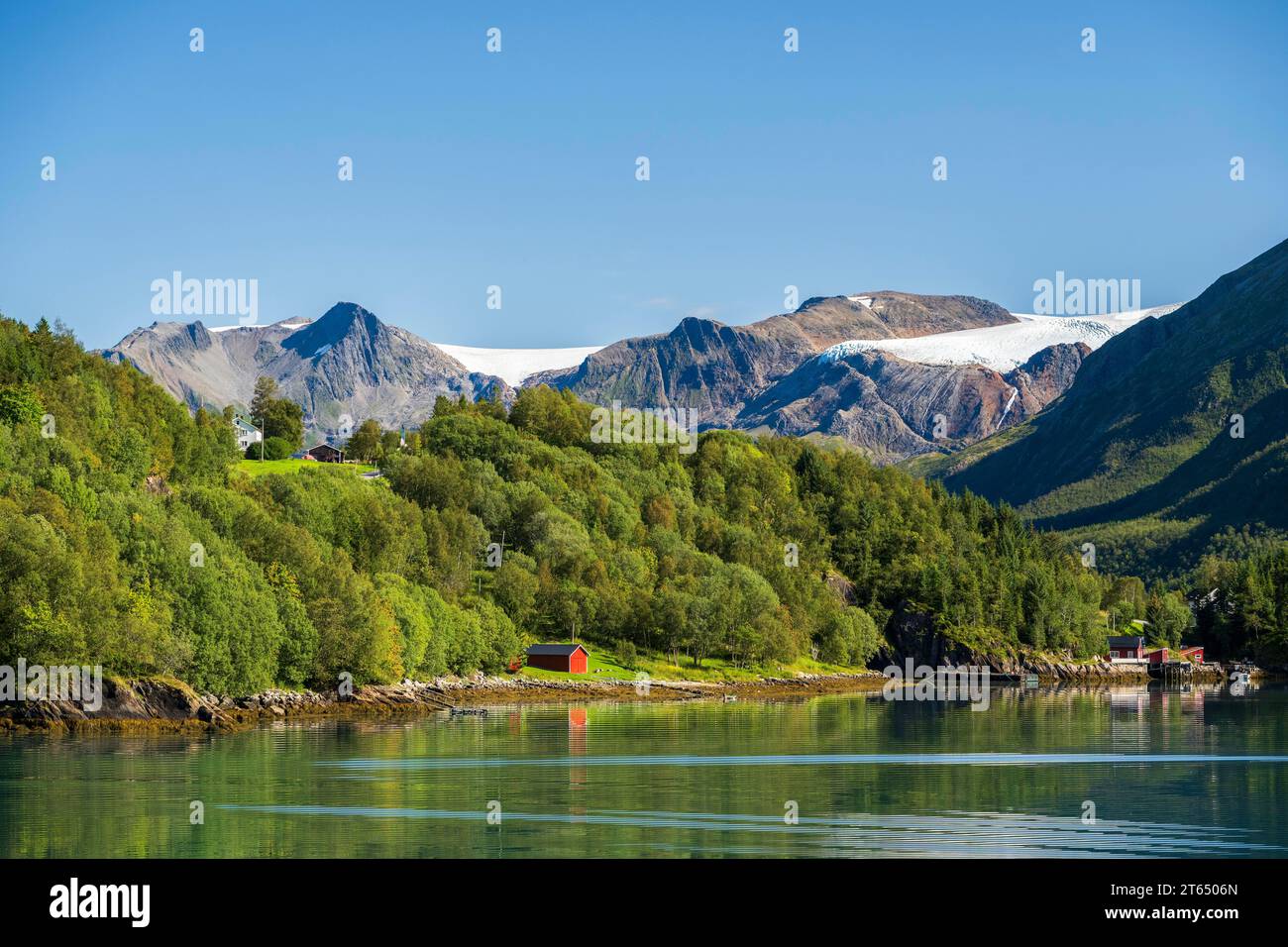 Fjordufer mit Bergen und Svartisen-Gletscher, Helgeland-Küste, Nordland, Norwegen Stockfoto