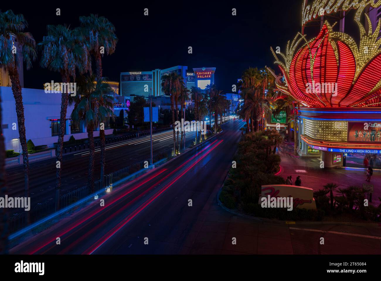 Сaptivating nächtliche Szene von Las Vegas mit faszinierenden unscharfen Lichtspuren, die von Autos auf der geschäftigen Strip Road hinterlassen werden. Las Vegas. USA. Stockfoto