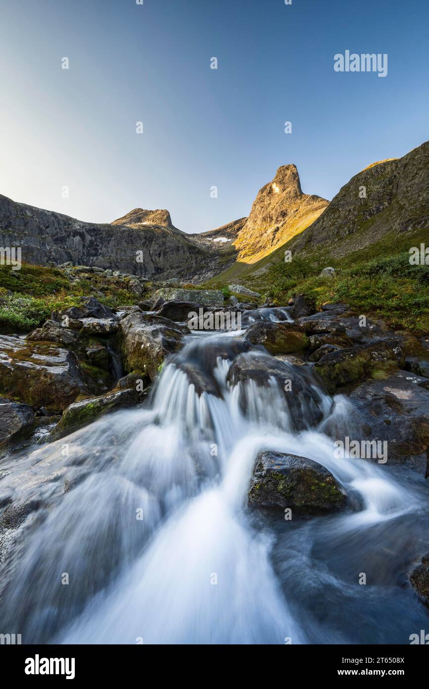 Fluss im Venjesdalen Tal, Romsdalshornet Berg, Andalsnes, mehr og Romsdal, Norwegen Stockfoto