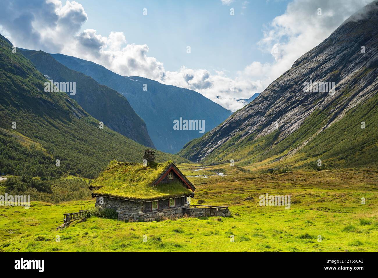 Traditionelles Ferienhaus mit Grasdach in Bergtal, Skjerdingsdalssaetra, Stryn, Norwegen Stockfoto