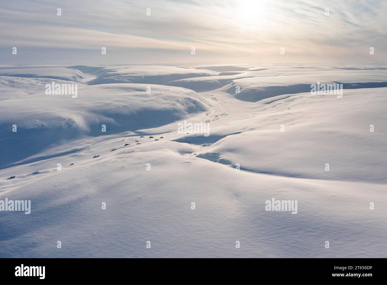 Schneebedeckte winterliche Berglandschaft, Batsfjord, Batsfjord, Varanger Halbinsel, Finnmark, Nordnorwegen, Norwegen Stockfoto