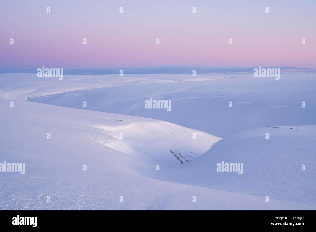 Schneebedeckte winterliche Berglandschaft, Batsfjord, Batsfjord, Varanger Halbinsel, Finnmark, Nordnorwegen, Norwegen Stockfoto
