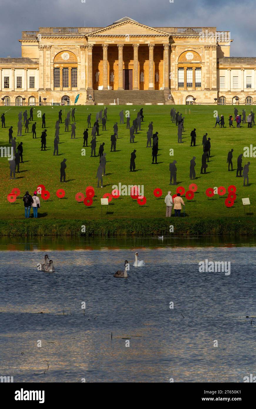 Soldatensilhouetten und Mohnblumen, handgefertigt von Freiwilligen aus recycelten Materialien als Teil der Kunstinstallation „STAND WITH RIESEN Remembrance Day“ Stockfoto