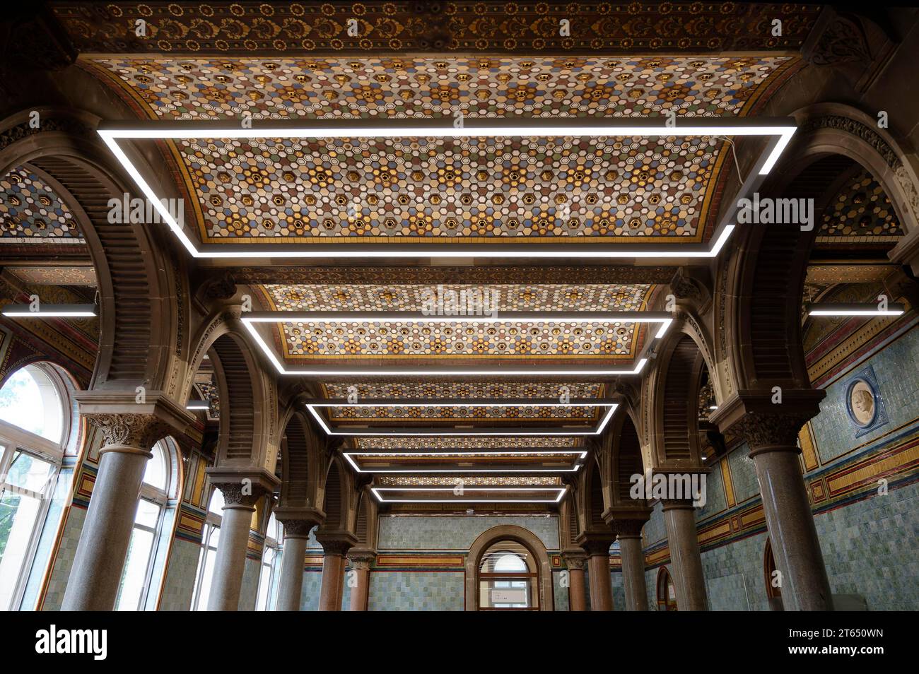 Innenblick, Decke, gefliestes Hall Cafe, Leeds, England, Großbritannien Stockfoto