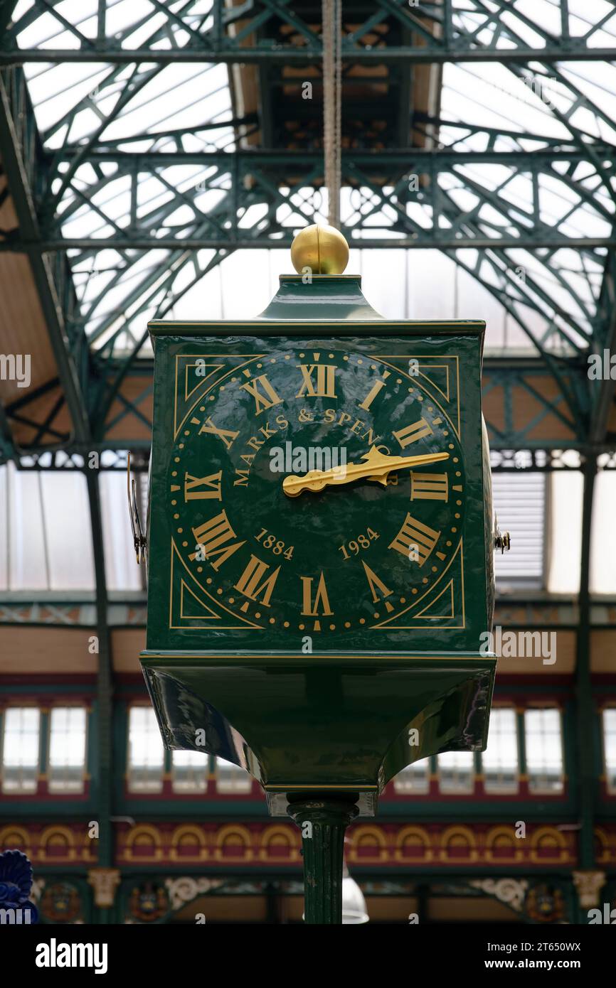 Innenansicht, Uhr, Leeds Kirkgate Market, Leeds, England, Großbritannien Stockfoto