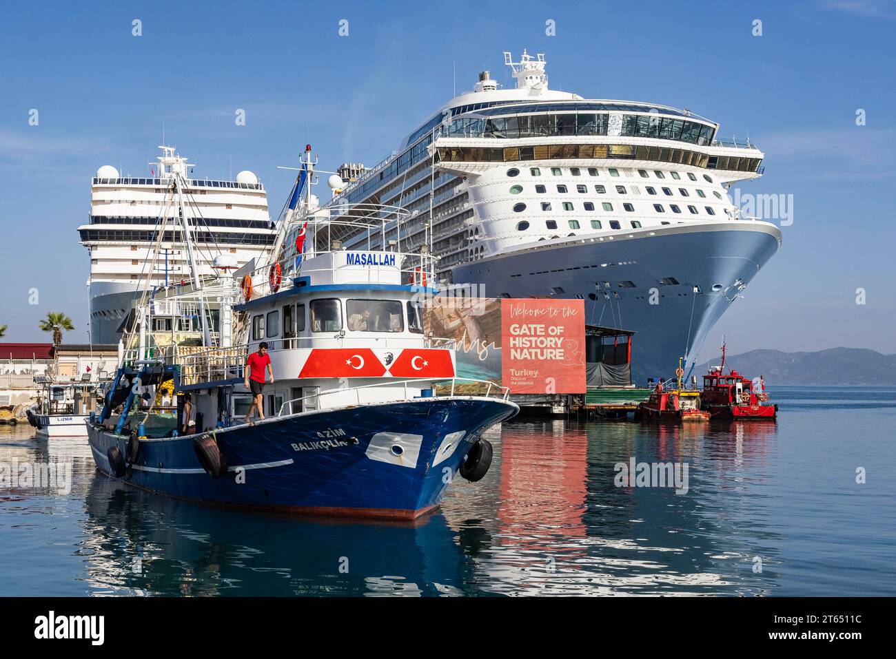 Kreuzfahrtanleger Kusadasi. Die türkische Hafenstadt Kusadasi in der Ägäis ist ein beliebter Urlaubsort und Reiseziel für Kreuzfahrten in der Stockfoto