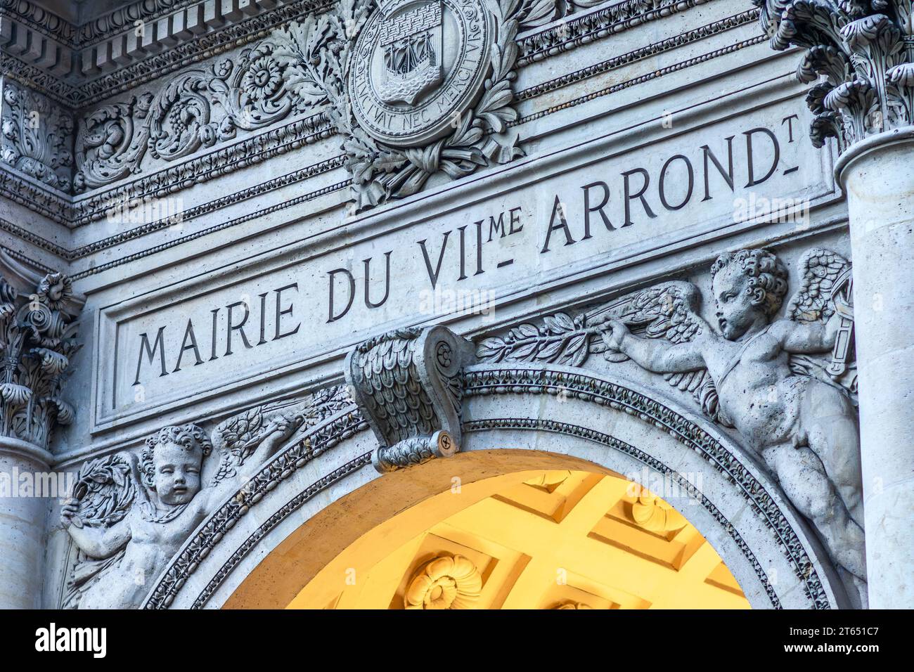 Klassische Details über dem Eingang zum Mairie (Rathaus) des 7. Arrondissements von Paris, Frankreich. Stockfoto