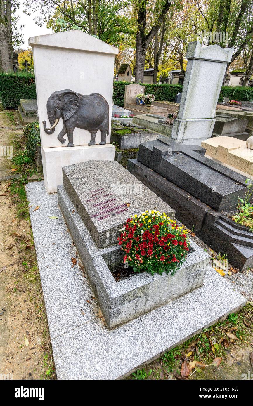 Ein ungewöhnlicher Elefant, der auf dem Friedhof Père Lachaise in Paris 20, Frankreich, auf den Grabstein gemeißelt wurde. Stockfoto