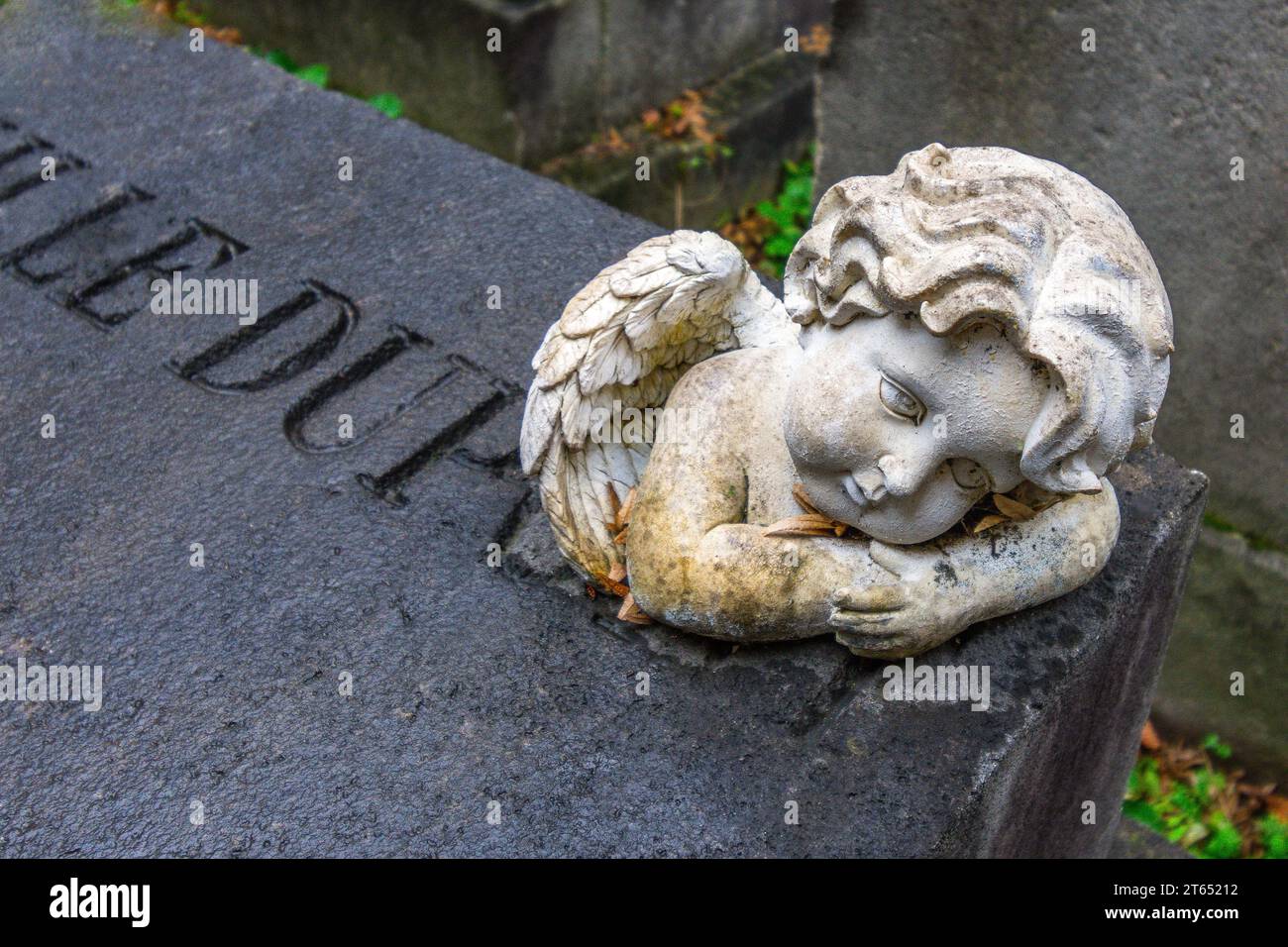 Gräber, Grabsteine und Denkmäler auf dem Friedhof Père Lachaise, Paris 20, Frankreich. Stockfoto