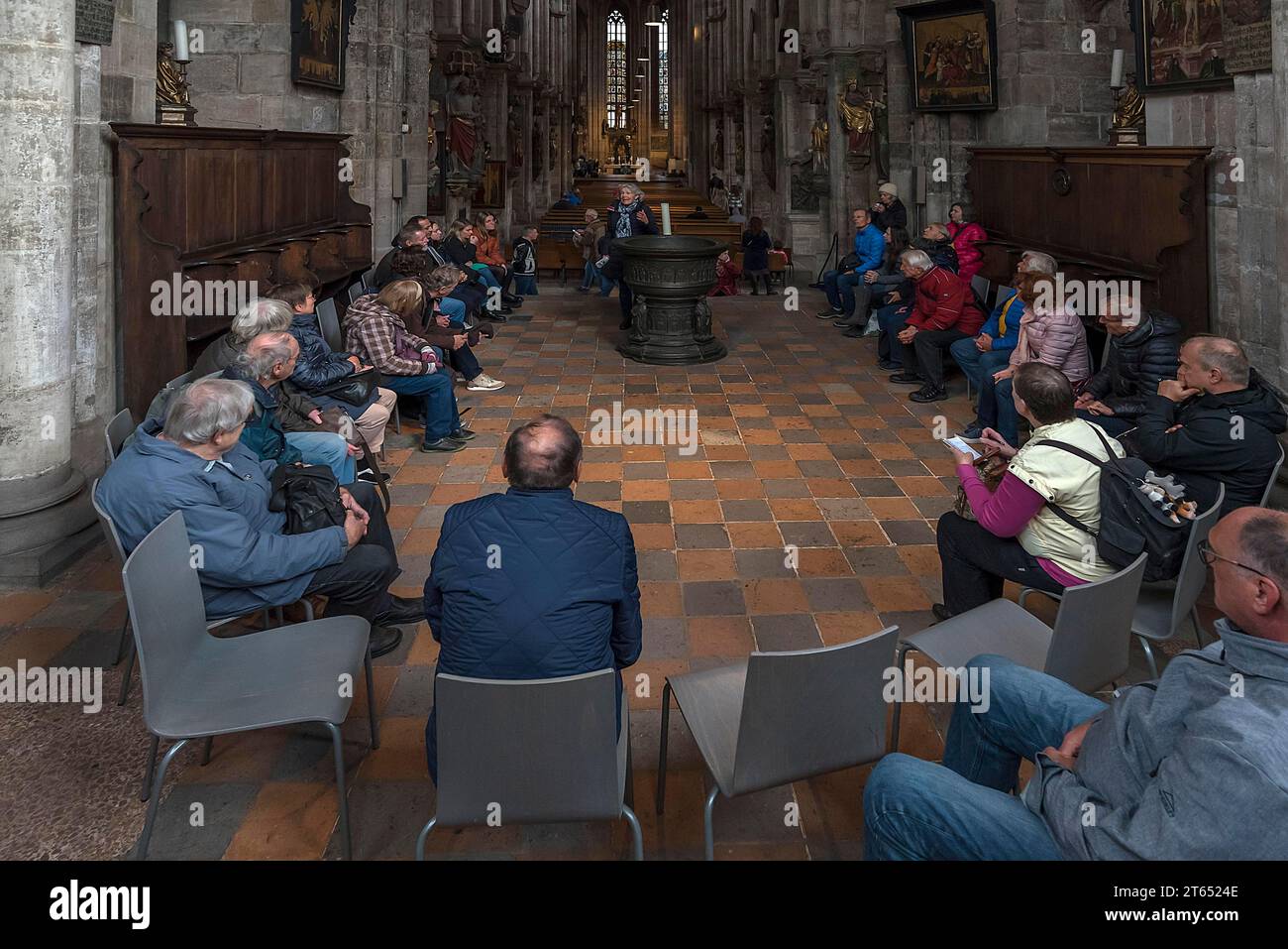 Führung durch die Sebaldus-Kirche, Nürnberg, Mittelfranken, Bayern, Deutschland Stockfoto