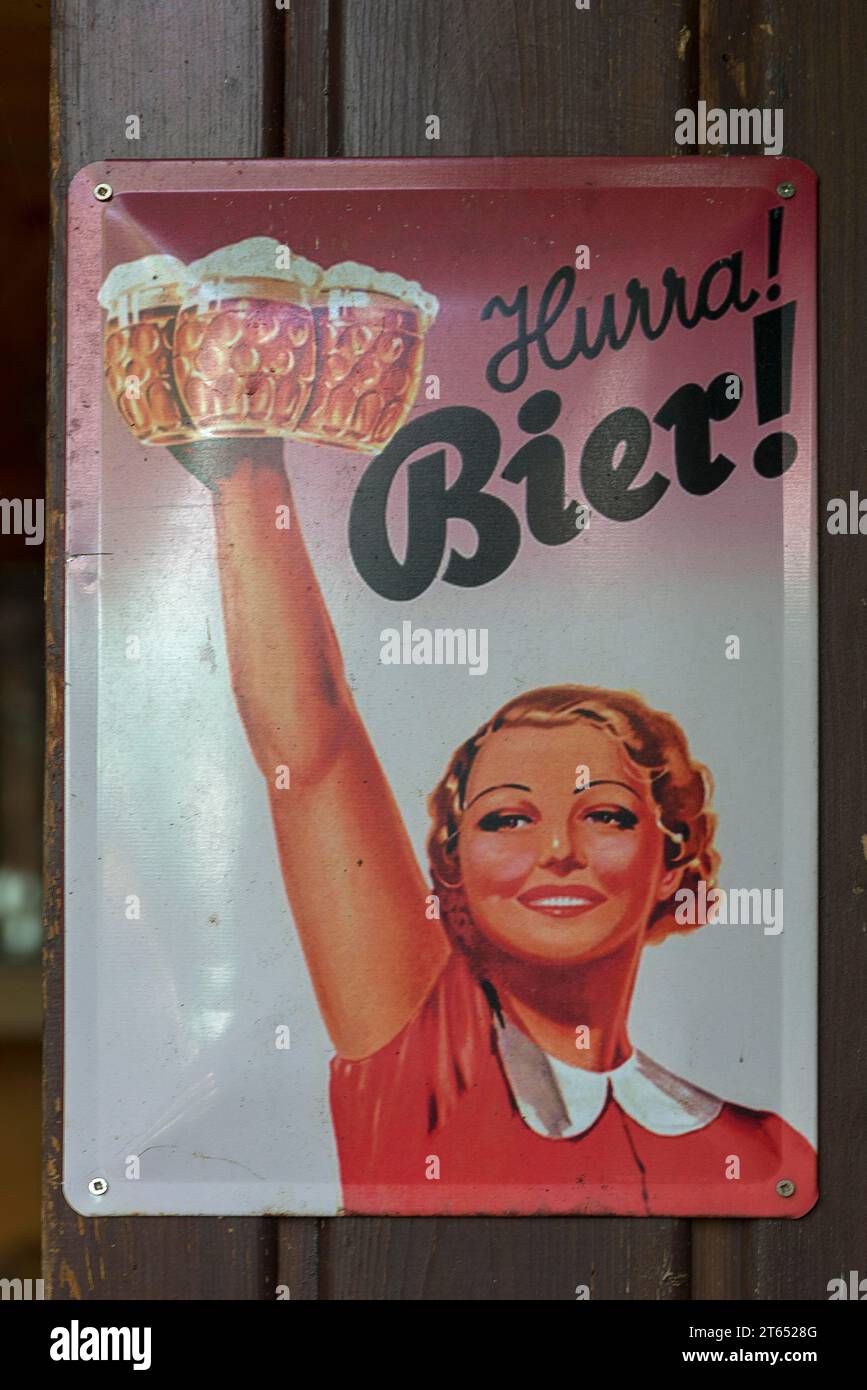 Bierwerbung auf einem Metallschild aus den 1950er Jahren in einem Biergarten, Bayern Stockfoto