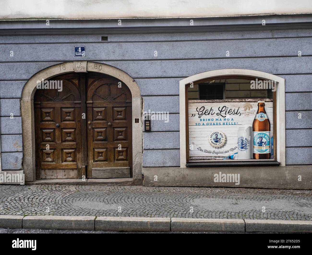 Tor mit kunstvoller Holztür, Bierwerbung, Passau, unabhängige Universitätsstadt, Regierungsbezirk Niederbayern, Ostbayern Stockfoto