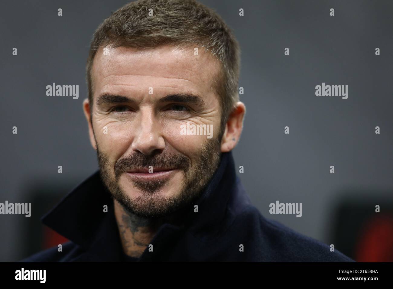 Mailand, Italien. November 2023. DAVID BECKHAM nimmt am Dienstag, den 7. November 2023, im Stadio San Siro, Italien, am Gruppenspiel der UEFA Champions League zwischen dem AC Milan und Paris Saint Germain Teil. Credit: Mickael Chavet/Alamy Live News Stockfoto
