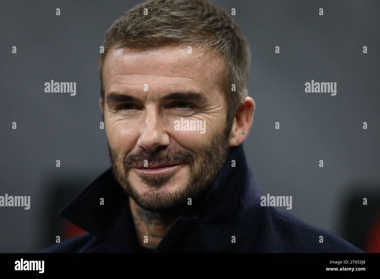 Mailand, Italien. November 2023. DAVID BECKHAM nimmt am Dienstag, den 7. November 2023, im Stadio San Siro, Italien, am Gruppenspiel der UEFA Champions League zwischen dem AC Milan und Paris Saint Germain Teil. Credit: Mickael Chavet/Alamy Live News Stockfoto